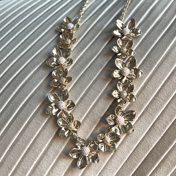 NWT J Crew Gold Floral Statement Necklace - Picture 2 of 9